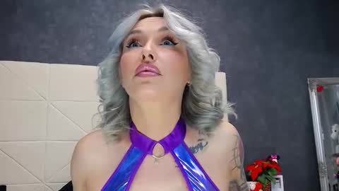 IssaSmyth online show from April 17, 6:48 am