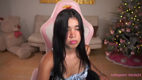 Snapshot of its_lola chatting on December 22, 5:12 am online show from December 22, 5:12 am