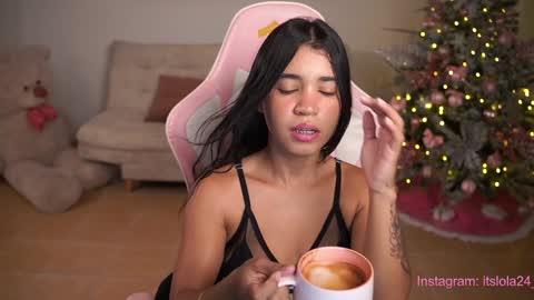 Snapshot of its_lola chatting on December 16, 12:59 am online show from December 16, 12:59 am