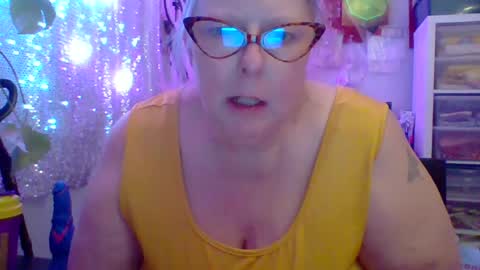 ivyjane3522 online show from July 14, 2:05 am