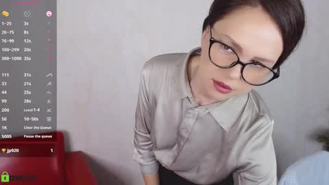 Queen of nylon  Victoria online show from December 4, 5:32 am