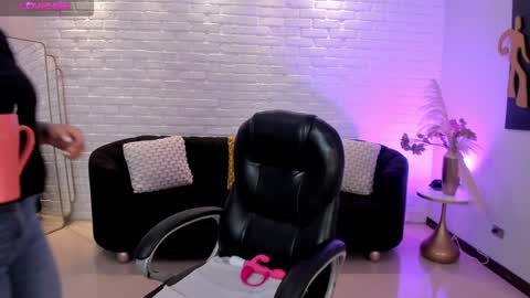 Jenna Olson  online show from January 23, 6:45 pm