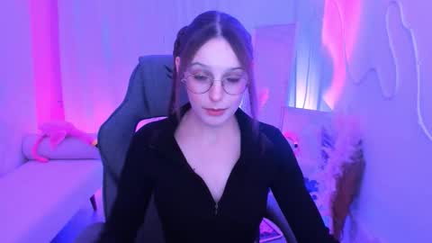 jenniferkiim online show from February 1, 10:47 am