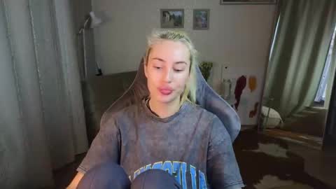 Snapshot of jessica_hanson chatting on February 14, 6:45 am Jessy online show from February 14, 6:45 am