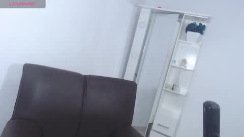 Josita rousell INSTAGRAM  majoestupy  online show from February 6, 9:38 pm