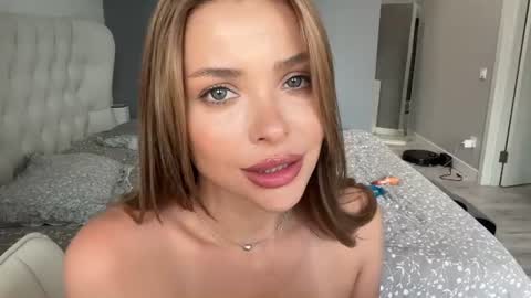 Jennie and Sophia online show from July 8, 1:35 pm