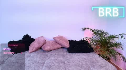 Jules and Gia online show from April 5, 3:22 pm