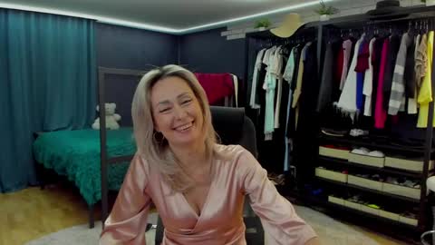 julia__cherry_ online show from April 8, 4:20 pm