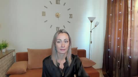 Snapshot of julia__cherry_ chatting on January 5, 8:32 am julia__cherry_ online show from January 5, 8:32 am