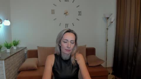 Snapshot of julia__cherry_ chatting on February 8, 1:44 pm julia__cherry_ online show from February 8, 1:44 pm