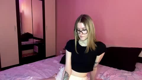 julia_charm online show from May 3, 4:32 pm