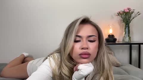 Julia R Le online show from February 25, 4:46 pm