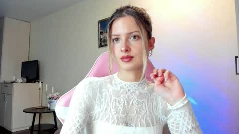 Julie online show from October 3, 4:12 pm