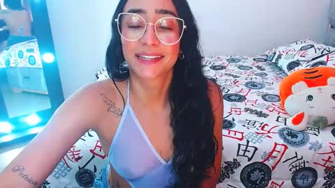 Snapshot of julieta_art1 chatting on October 4, 12:05 am julieta art1 online show from October 4, 12:05 am