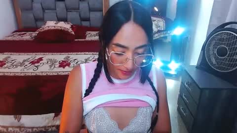 Snapshot of julieta_art1 chatting on February 20, 10:04 pm julieta art1 online show from February 20, 10:04 pm