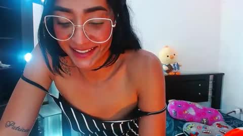 Snapshot of julieta_art1 chatting on December 13, 9:51 pm julieta art1 online show from December 13, 9:51 pm
