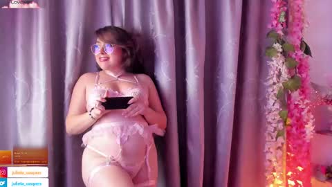 Snapshot of julieta_cooper20 chatting on February 19, 4:44 am Juli online show from February 19, 4:44 am