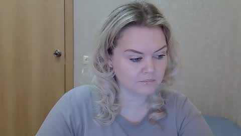 karennelsonx online show from April 6, 9:10 am