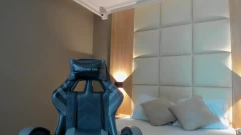 karlyy_ online show from November 18, 2:01 am