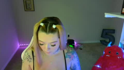 karmathevixen0304 online show from July 3, 6:47 pm