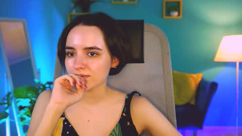 katewillows online show from December 18, 8:19 am