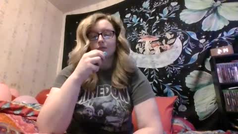 Snapshot of kaybug98 chatting on February 9, 7:16 am kaybug98 online show from February 9, 7:16 am