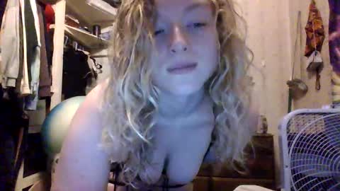 Snapshot of kaybug98 chatting on February 19, 11:04 pm kaybug98 online show from February 19, 11:04 pm