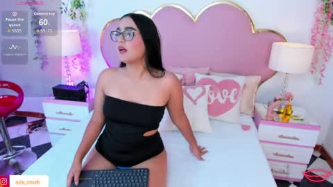 kayladavies_ online show from May 27, 8:17 pm