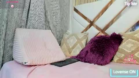 kayladavies_ online show from July 11, 2:17 pm