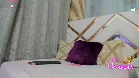 kayladavies_ online show from July 28, 2:35 pm