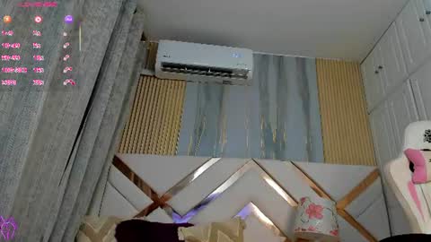 kayladavies_ online show from July 10, 2:06 pm
