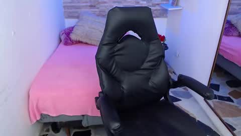 Kendall  online show from November 5, 9:09 pm