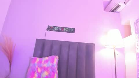 kendrachavez_ online show from February 12, 10:00 pm