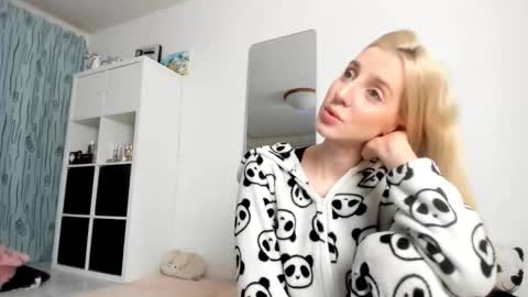 Kenzie online show from November 12, 4:32 am