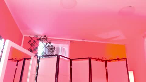 Khloe online show from December 19, 3:59 pm