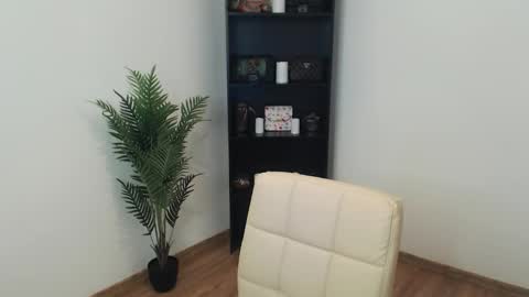 Khloe online show from February 19, 12:37 pm