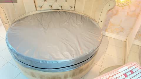 Khloe online show from December 15, 12:10 pm