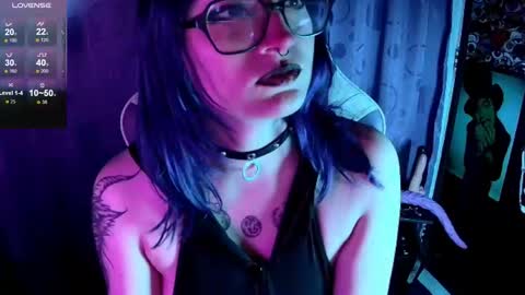 Snapshot of kimlennox_ chatting on September 19, 1:43 pm   online show from September 19, 1:43 pm