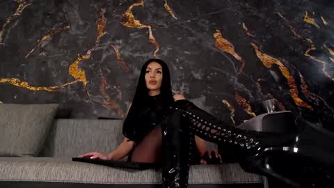 Kim Wilmes online show from December 3, 3:11 pm