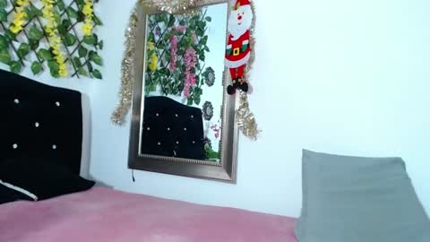 Snapshot of kinkysweet__ chatting on December 6, 1:40 am Isabella online show from December 6, 1:40 am