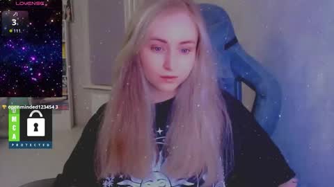 Snapshot of kira_love_sleep chatting on October 12, 3:58 pm you know thumb up me please its important online show from October 12, 3:58 pm