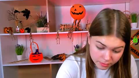 Snapshot of kira_vee chatting on October 28, 4:24 pm kira vee online show from October 28, 4:24 pm