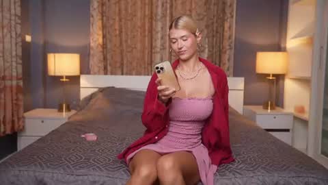 kira bloom online show from June 19, 3:33 am