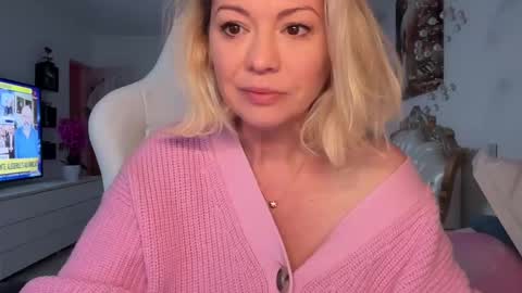 KiraDivine online show from December 6, 1:33 pm