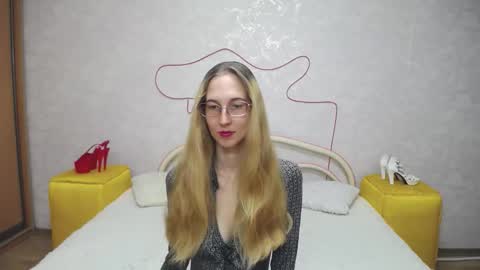 Snapshot of klaryevans chatting on October 2, 9:36 am Klary online show from October 2, 9:36 am