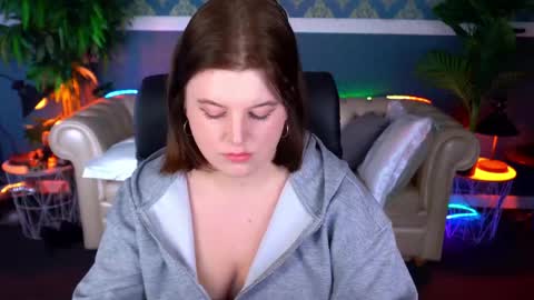 kristifoxy online show from April 20, 12:30 pm