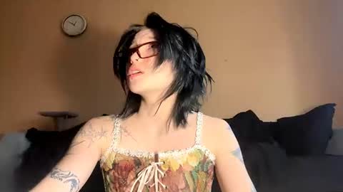 kristinaetoile online show from July 25, 9:49 am