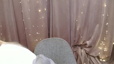 Snapshot of kristyflowers chatting on December 9, 5:19 pm KristyFlowers online show from December 9, 5:19 pm