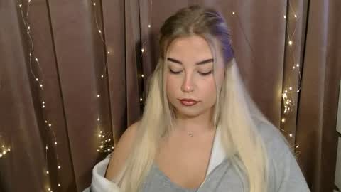 Snapshot of kristyflowers chatting on December 2, 7:10 am KristyFlowers online show from December 2, 7:10 am