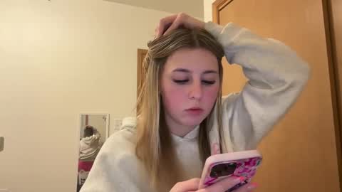 kynziee18 online show from January 8, 1:00 am